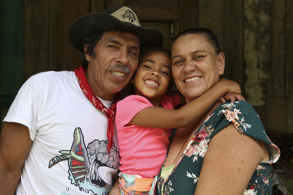 Why is Costa Rica a Green Destination? 3 ancho Quemado, Península de Osa, Puntarenas. En el Tour del Oro, Juan Cubillo, 56, y Rosa Montero, 50, reciben a los turistas con una calidez insuperable. Don Juan fue orero desde niño hasta que un día, impulsado por su esposa, decidió hacer el cambio y comenzar un emprendimiento en el cual muestra a los turistas cómo se obtenía el oro de forma artesanal, a la vez que protege el bosque que alberga su finca de 52 hectáreas. En la foto, don Juan y doña Rosa con su hija Raquel, 6. Foto Mayela López/El Colectivo 506