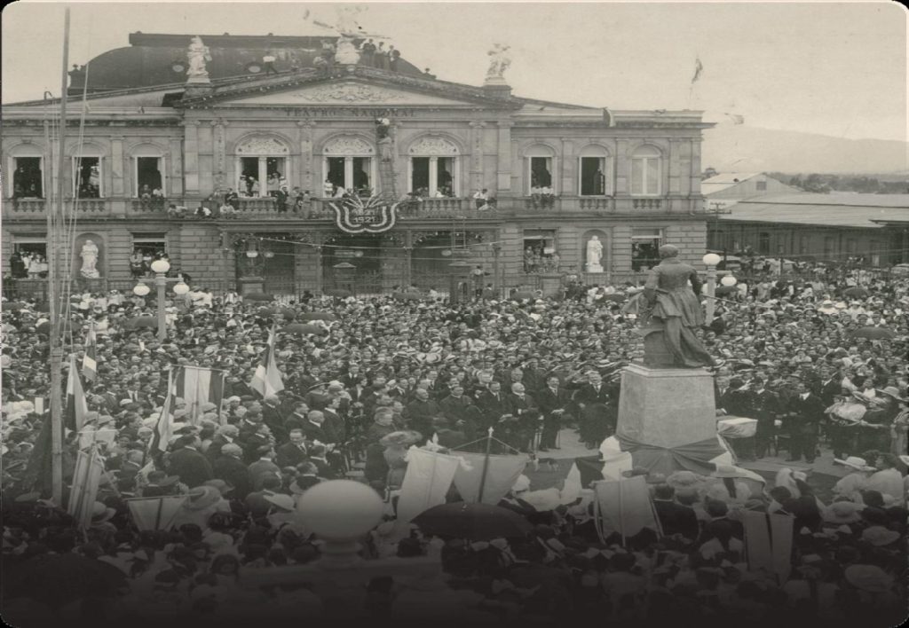 The History of Costa Rica’s Independence: A Journey to Freedom 2 Celebración del centenario de la Independencia frente al Teatro Nacional, San José, Costa Rica. 15 de septiembre de 1921. Foto: Manuel Gómez Miralles